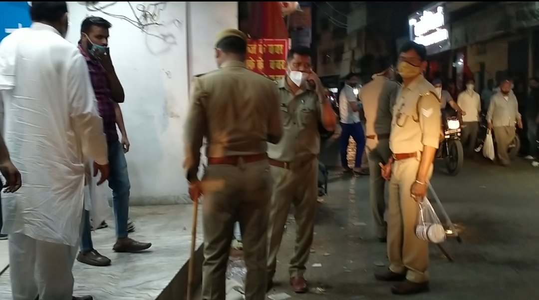 Photo of 8:00 बजे से शुरू हुआ लॉकडाउन, पुलिस फोर्स करवा रही है दुकाने बंद