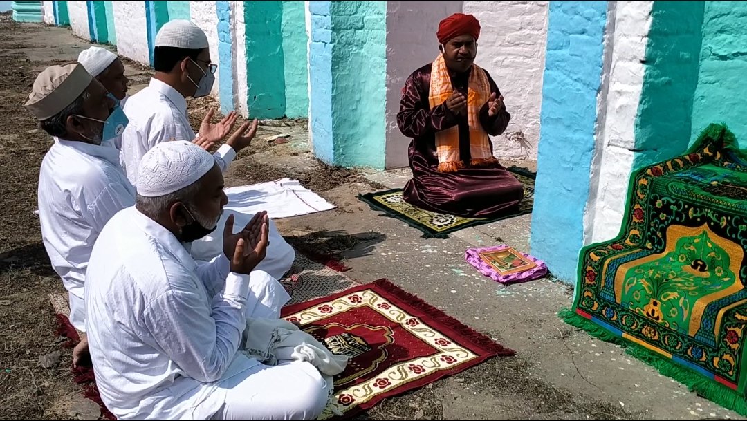 Photo of कोरोना गाइडलाइन के तहत 5 लोगों ने पड़ी नवाज